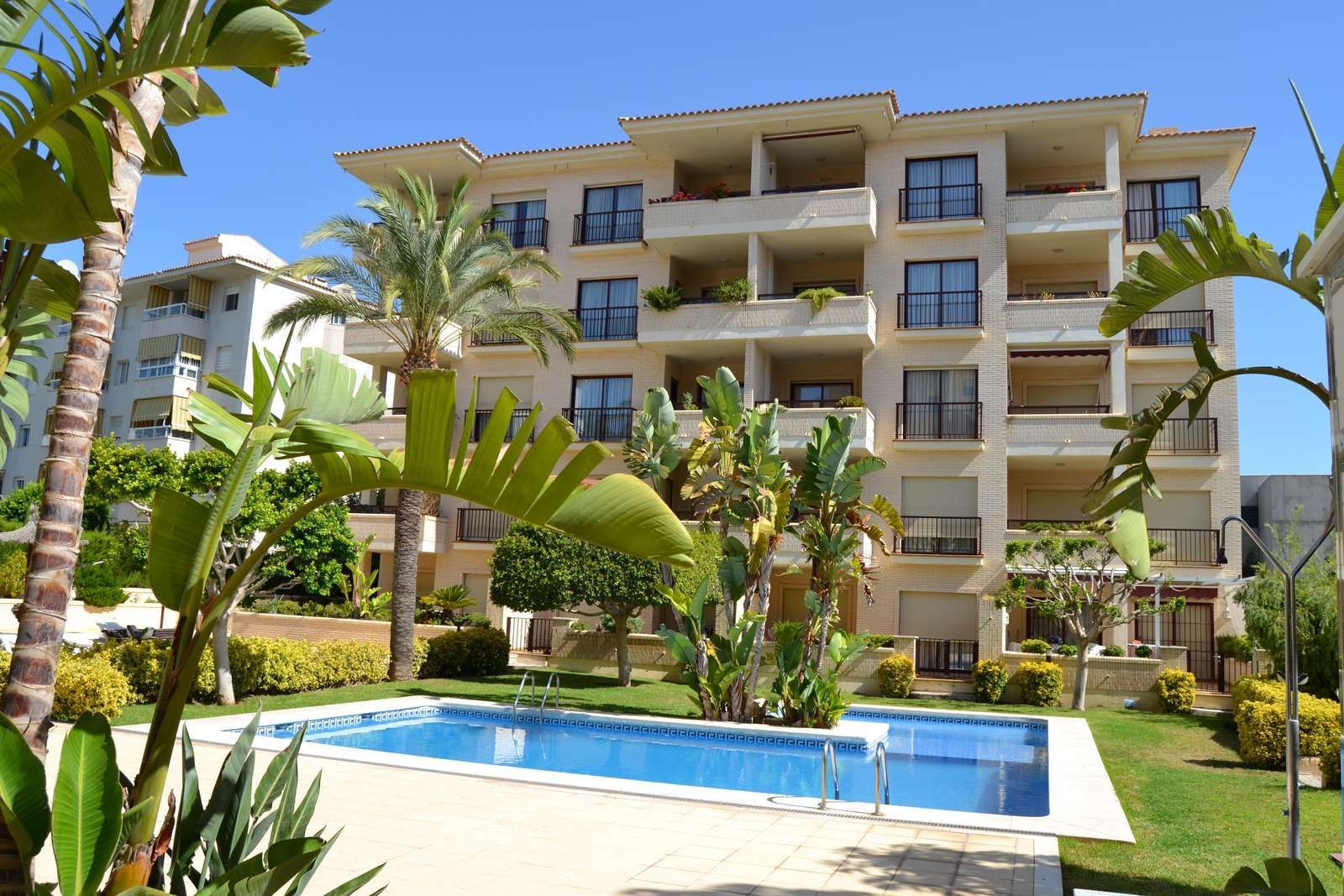 Vista exterior de Apartament de lloguer en L'Alfàs del Pi amb Aire condicionat, Jardí privat i Terrassa