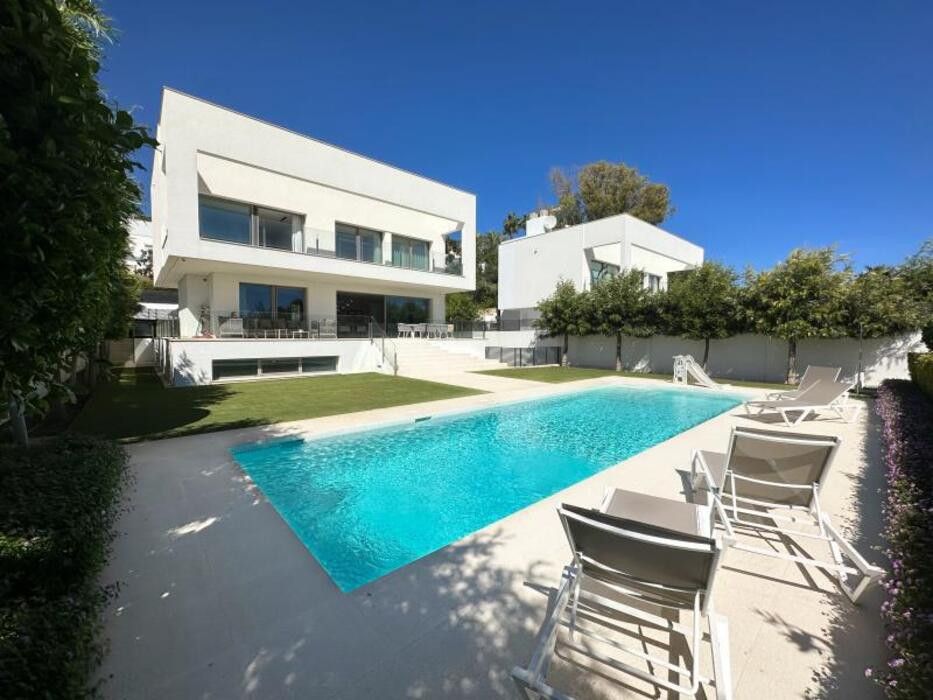 Piscina de Casa o xalet en venda en Estepona amb Aire condicionat, Calefacció i Jardí privat