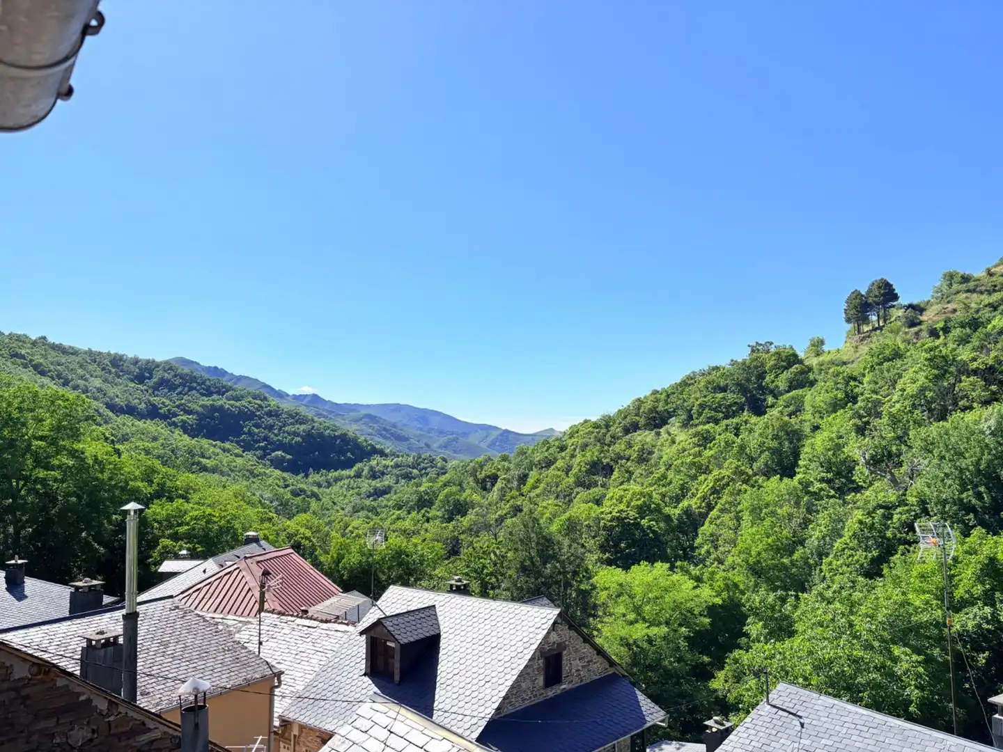 Vista exterior de Casa o xalet en venda en Ponferrada amb Calefacció, Terrassa i Moblat
