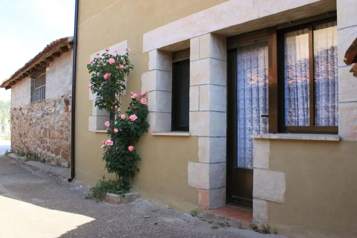 Vista exterior de Casa o chalet en venta en Cascajares de la Sierra con Calefacción y Amueblado