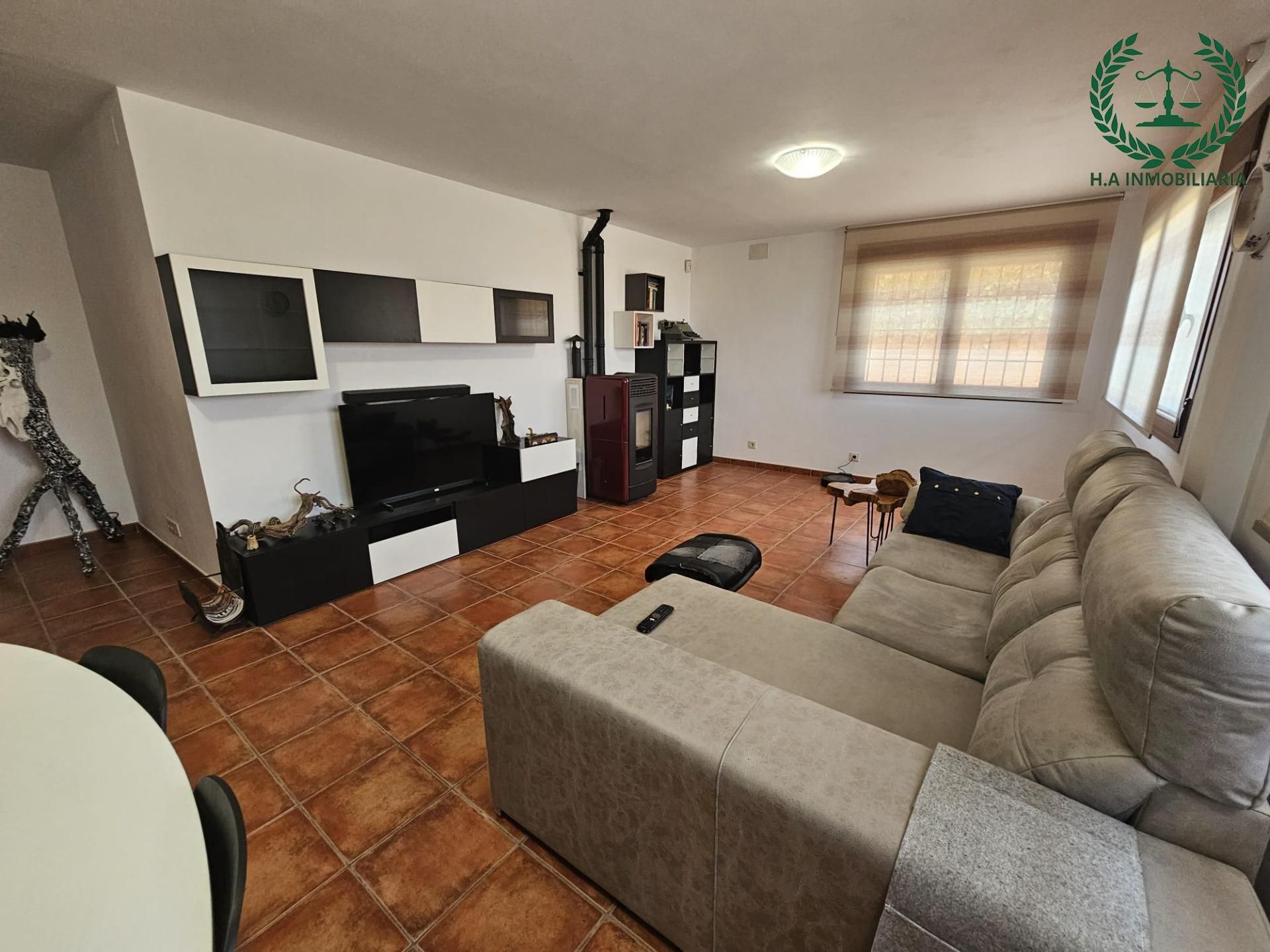 Sala d'estar de Casa o xalet en venda en Pedrezuela amb Calefacció, Jardí privat i Terrassa