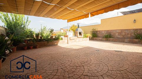 Tu nuevo hogar en Jun te está esperando Te presentamos este fantástico chalet que combina amplitud, comodidad y un sinfín de posib