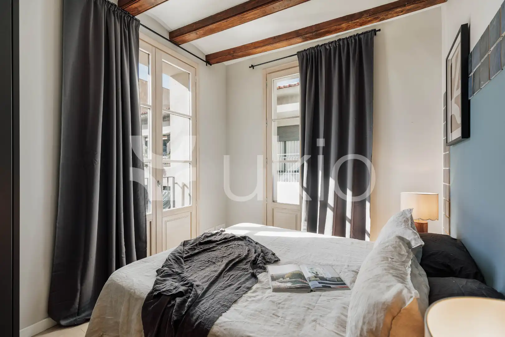 Dormitori de Apartament de lloguer en Barcelona amb Aire condicionat, Calefacció i Moblat