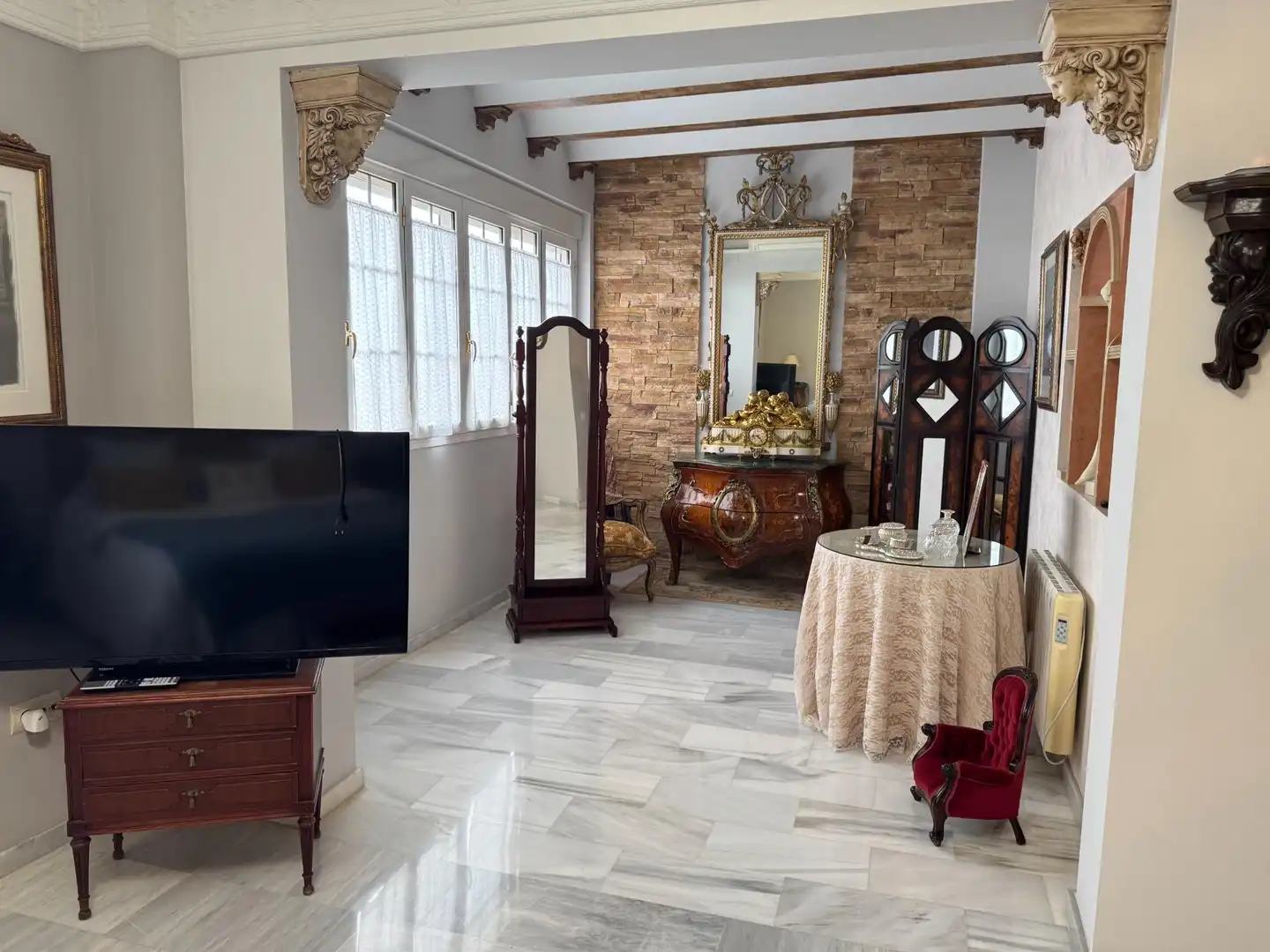 Sala d'estar de Casa adosada en venda en Morón de la Frontera amb Aire condicionat, Jardí privat i Moblat