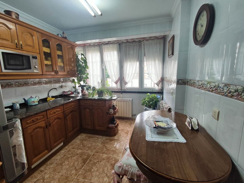 Cuina de Pis en venda en Gijón  amb Calefacció, Parquet i Moblat