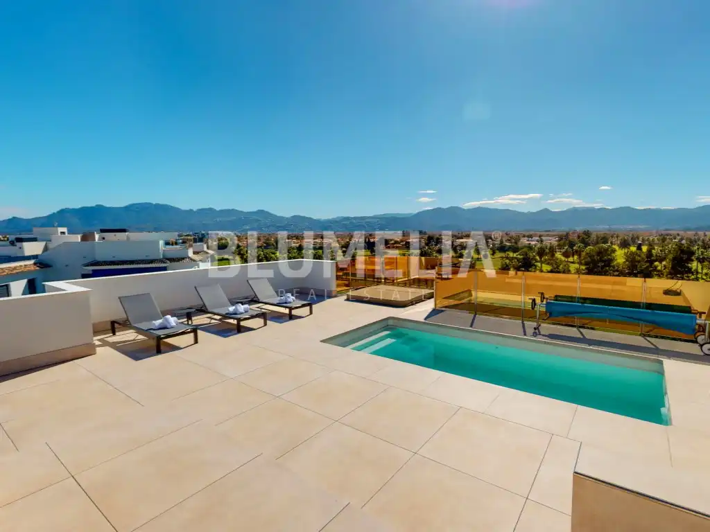 Terrasse von Dachboden zum Verkauf in Oliva mit Klimaanlage, Heizung und Privatgarten