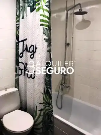 Baño de Piso de alquiler en Vitoria - Gasteiz con Calefacción, Terraza y Trastero