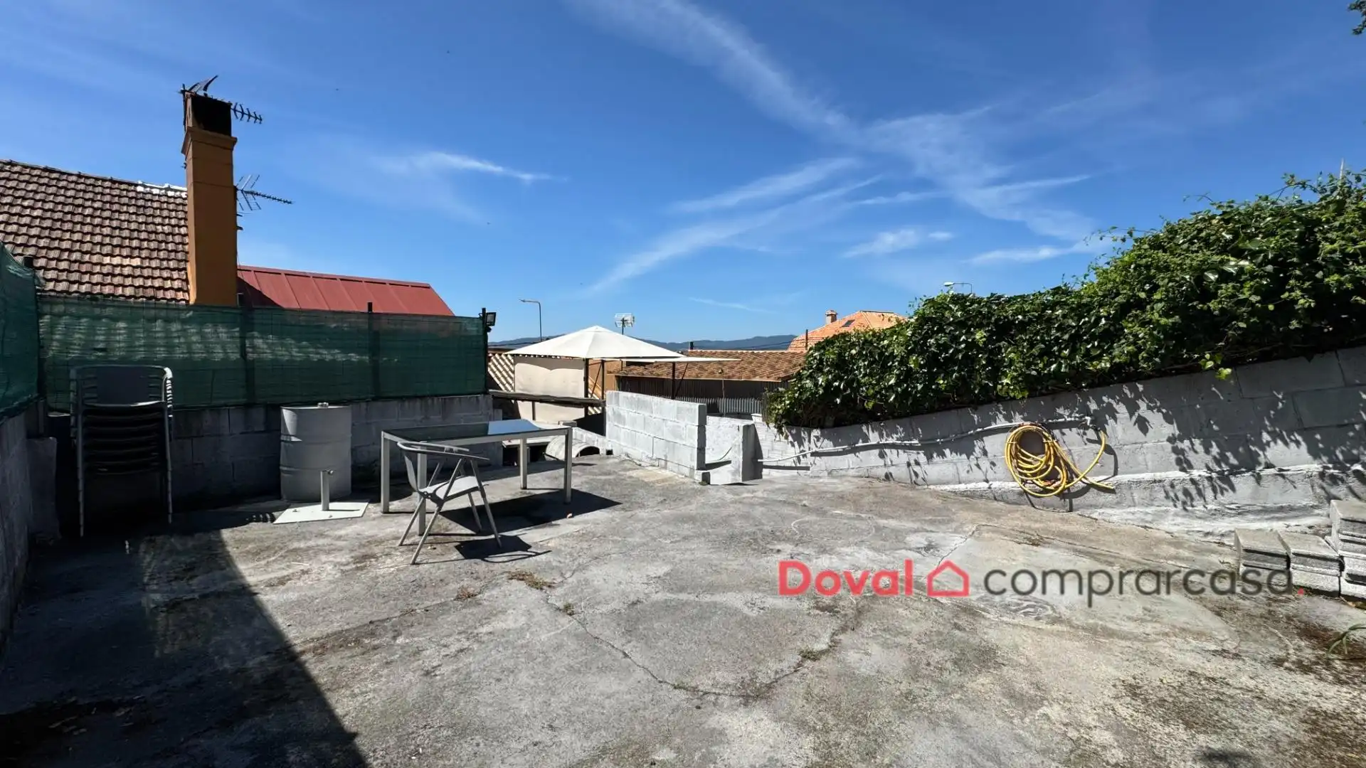 Vista exterior de Casa o chalet en venta en Vigo  con Parquet, Terraza y Amueblado