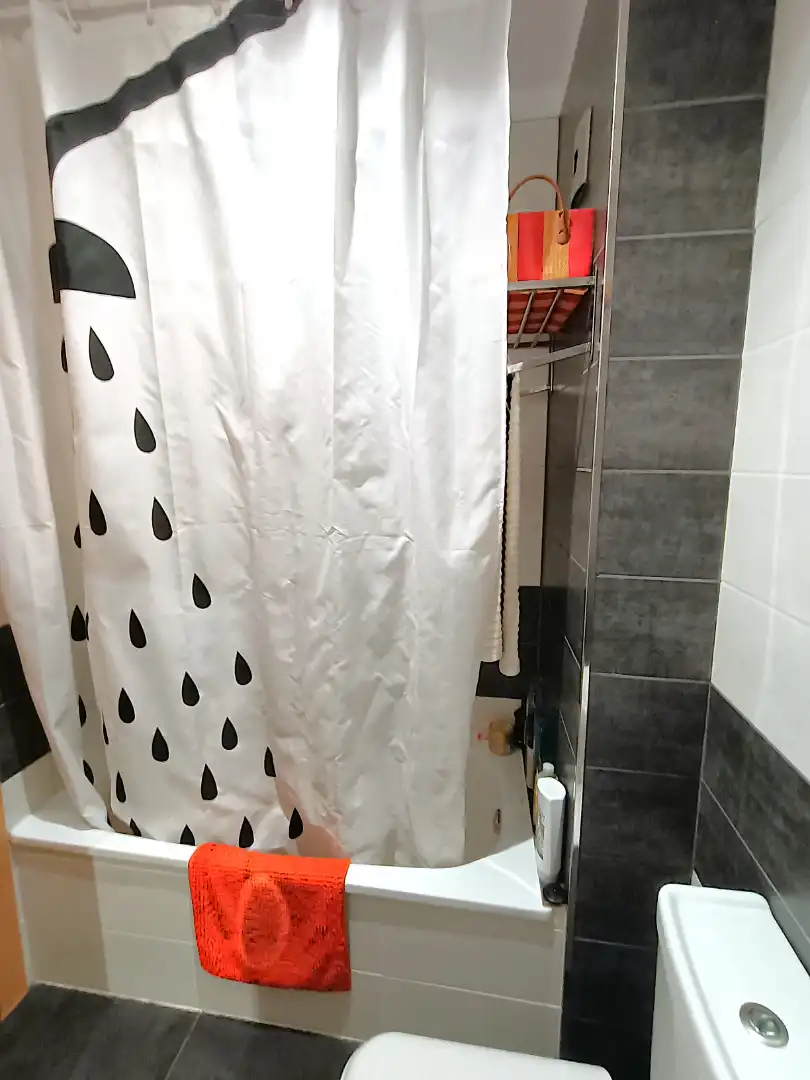 Badezimmer von Wohnung zum Verkauf in Manlleu mit Klimaanlage, Heizung und Parkett