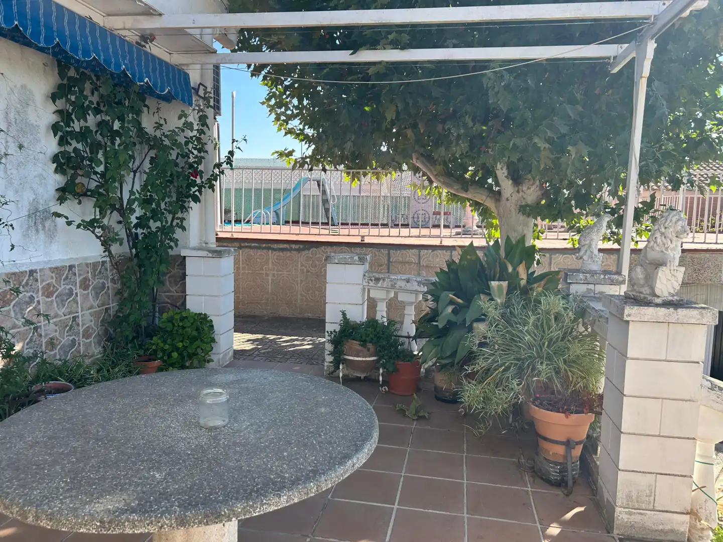 Terrasse von Einfamilien-Reihenhaus zum Verkauf in Santa Cruz del Retamar mit Klimaanlage, Heizung und Privatgarten
