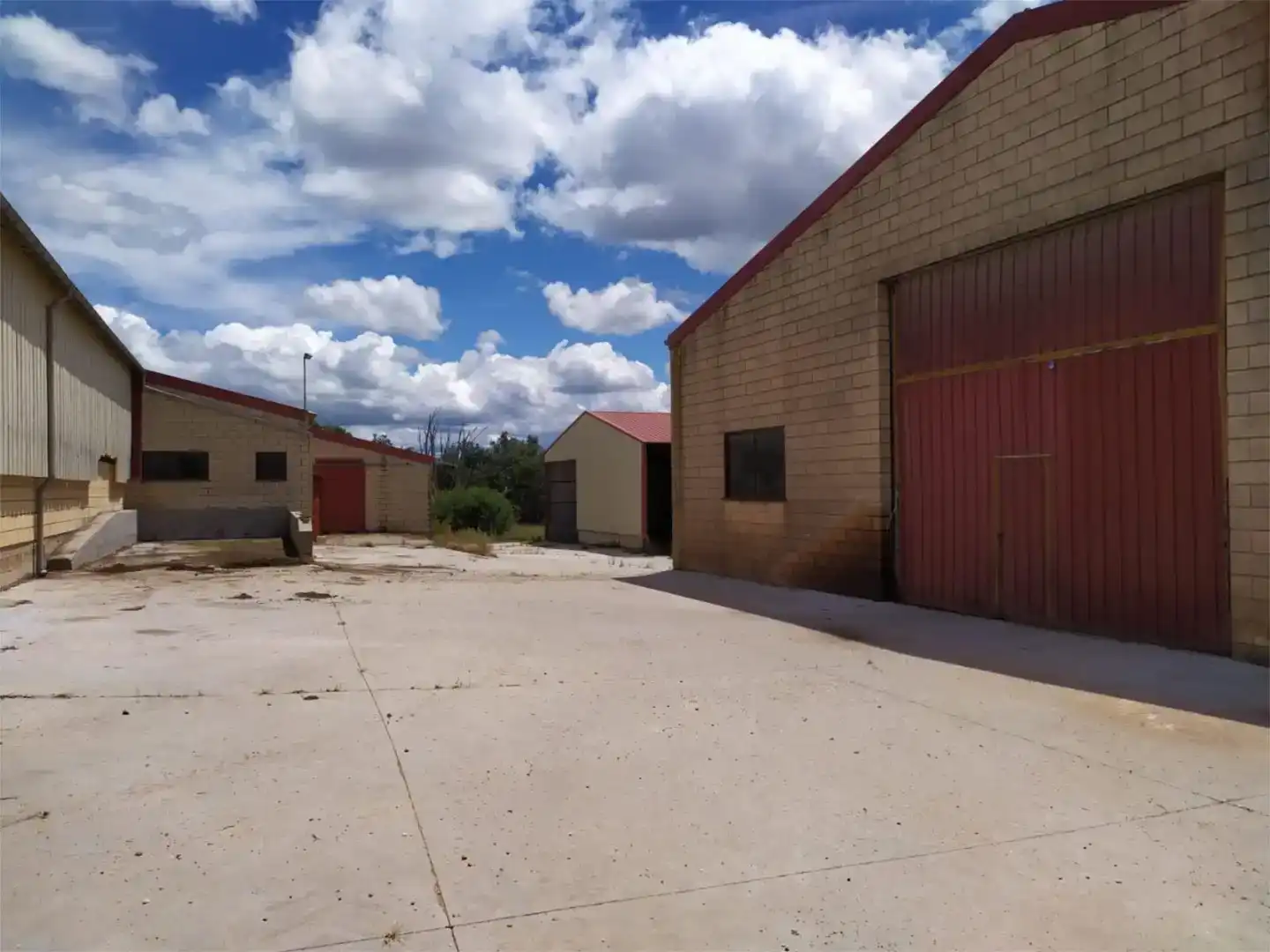 Vista exterior de Finca rústica en venda en Salas de los Infantes amb Jardí privat, Traster i Moblat