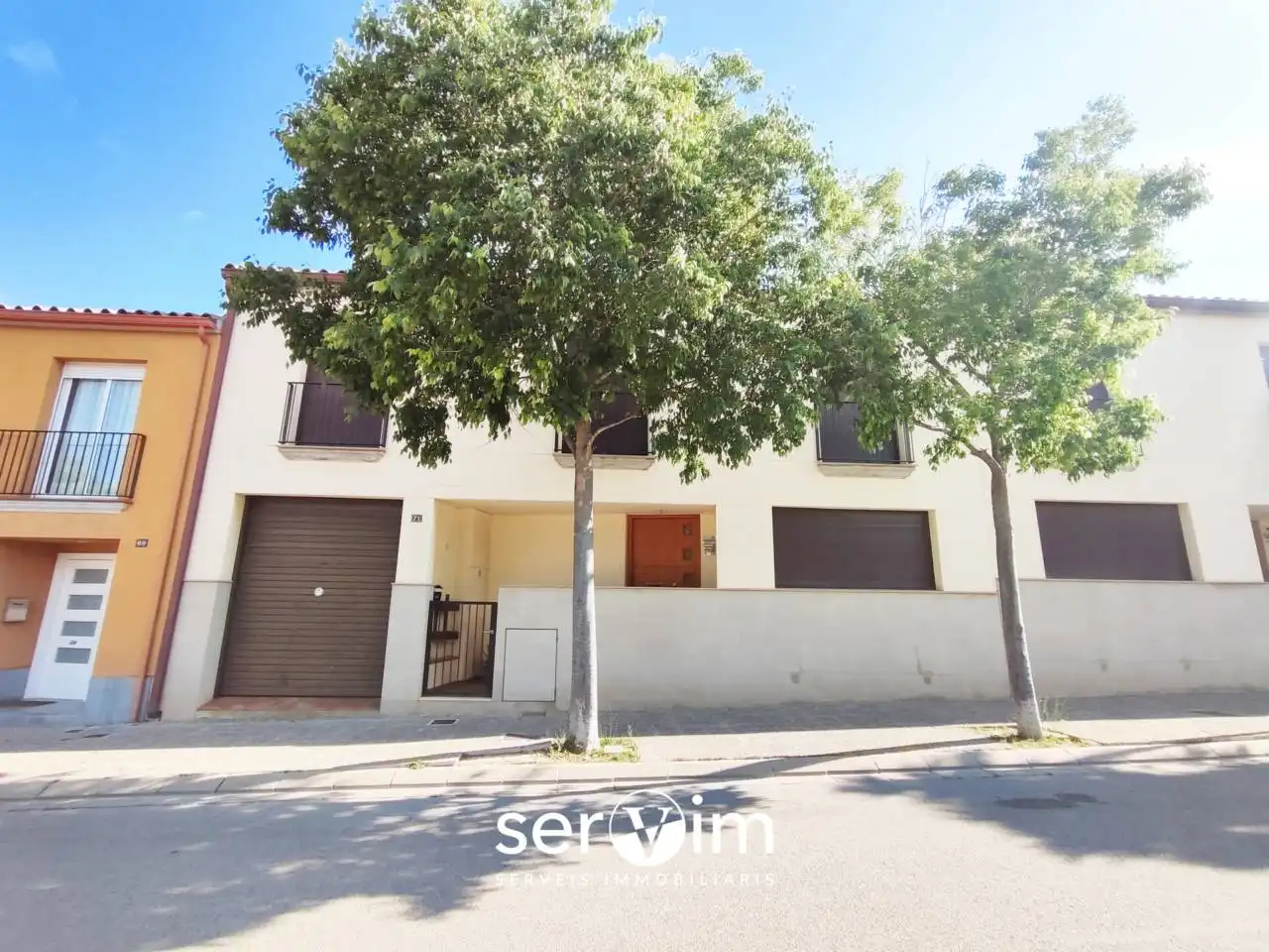Vista exterior de Casa adosada en venda en Llagostera amb Calefacció, Jardí privat i Terrassa