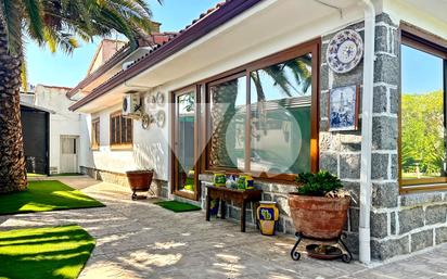 Vista exterior de Casa o xalet en venda en Villanueva de la Cañada amb Aire condicionat, Jardí privat i Traster
