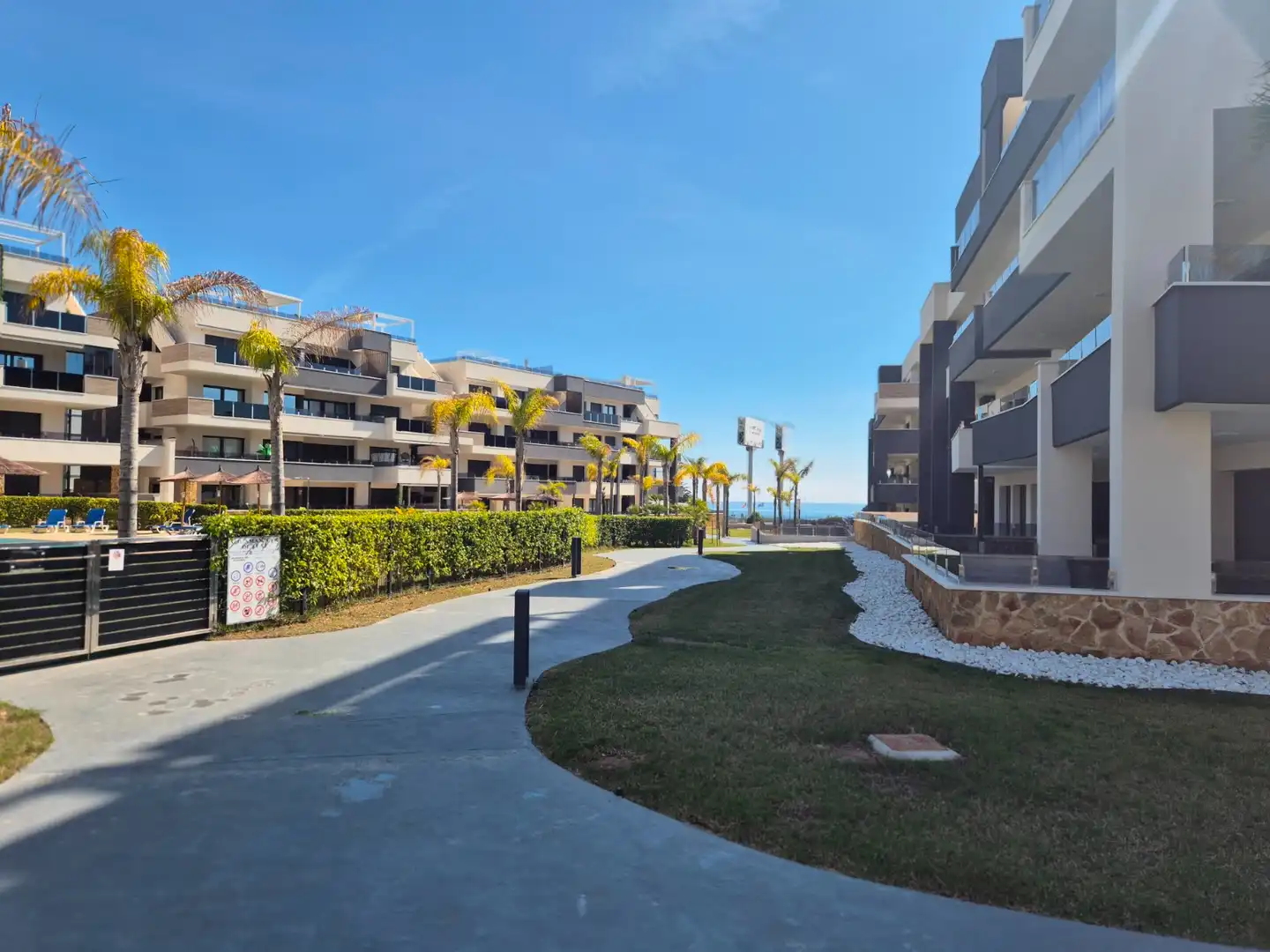 Vista exterior de Àtic en venda en Orihuela amb Aire condicionat, Terrassa i Moblat