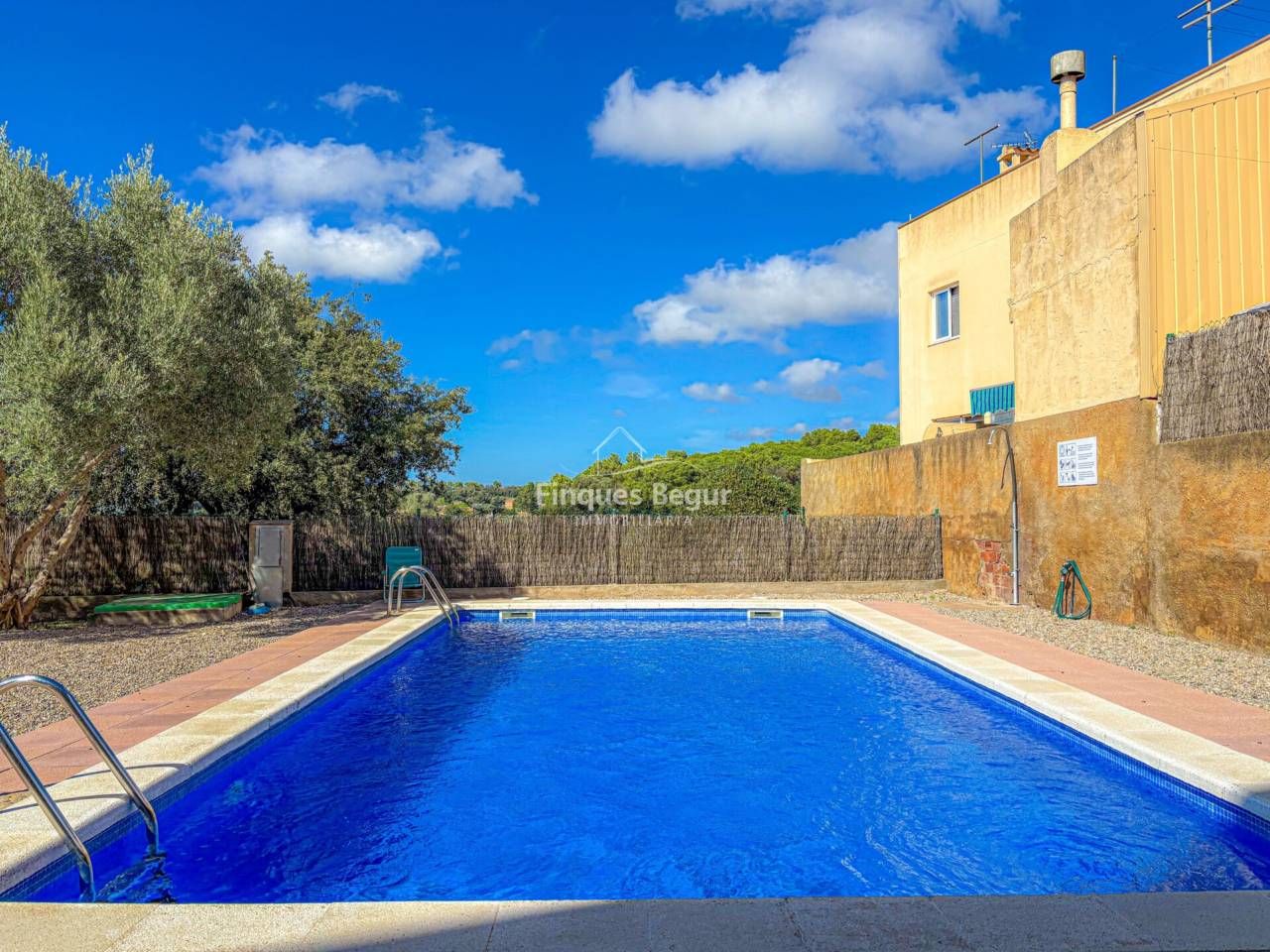 Piscina de Apartamento en venta en Begur con Aire acondicionado, Calefacción y Balcón