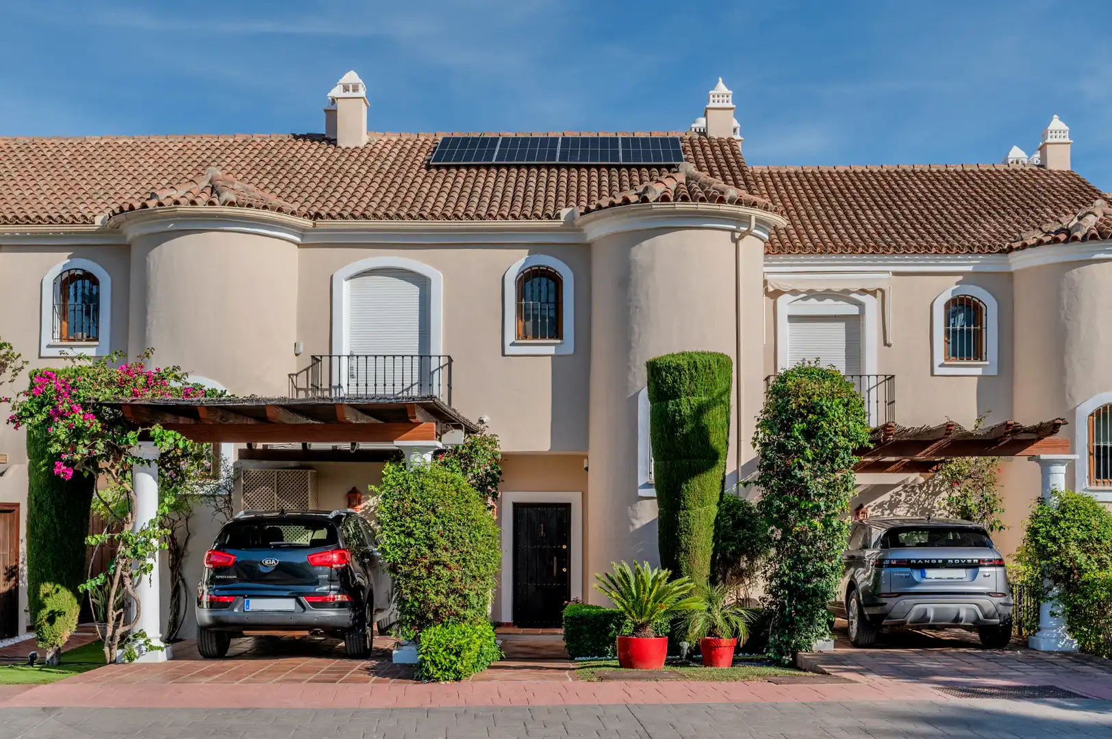 Vista exterior de Casa adosada en venda en Estepona amb Aire condicionat, Calefacció i Jardí privat