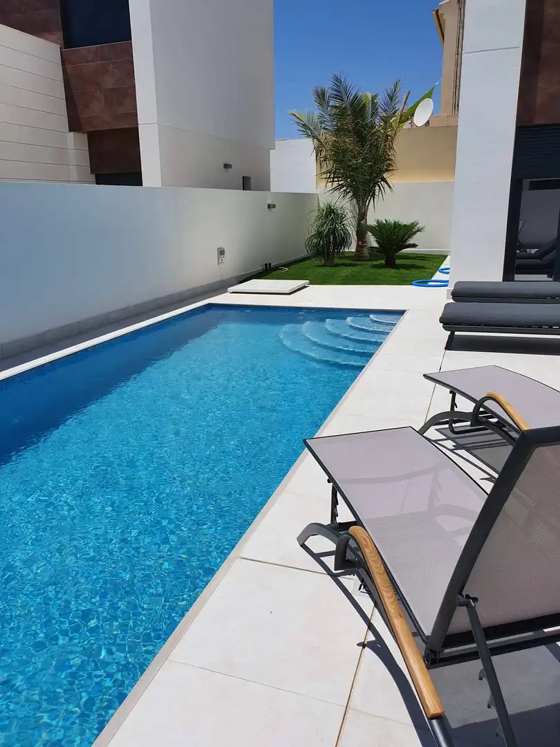 Piscina de Casa o xalet en venda en Pilar de la Horadada amb Aire condicionat, Calefacció i Jardí privat