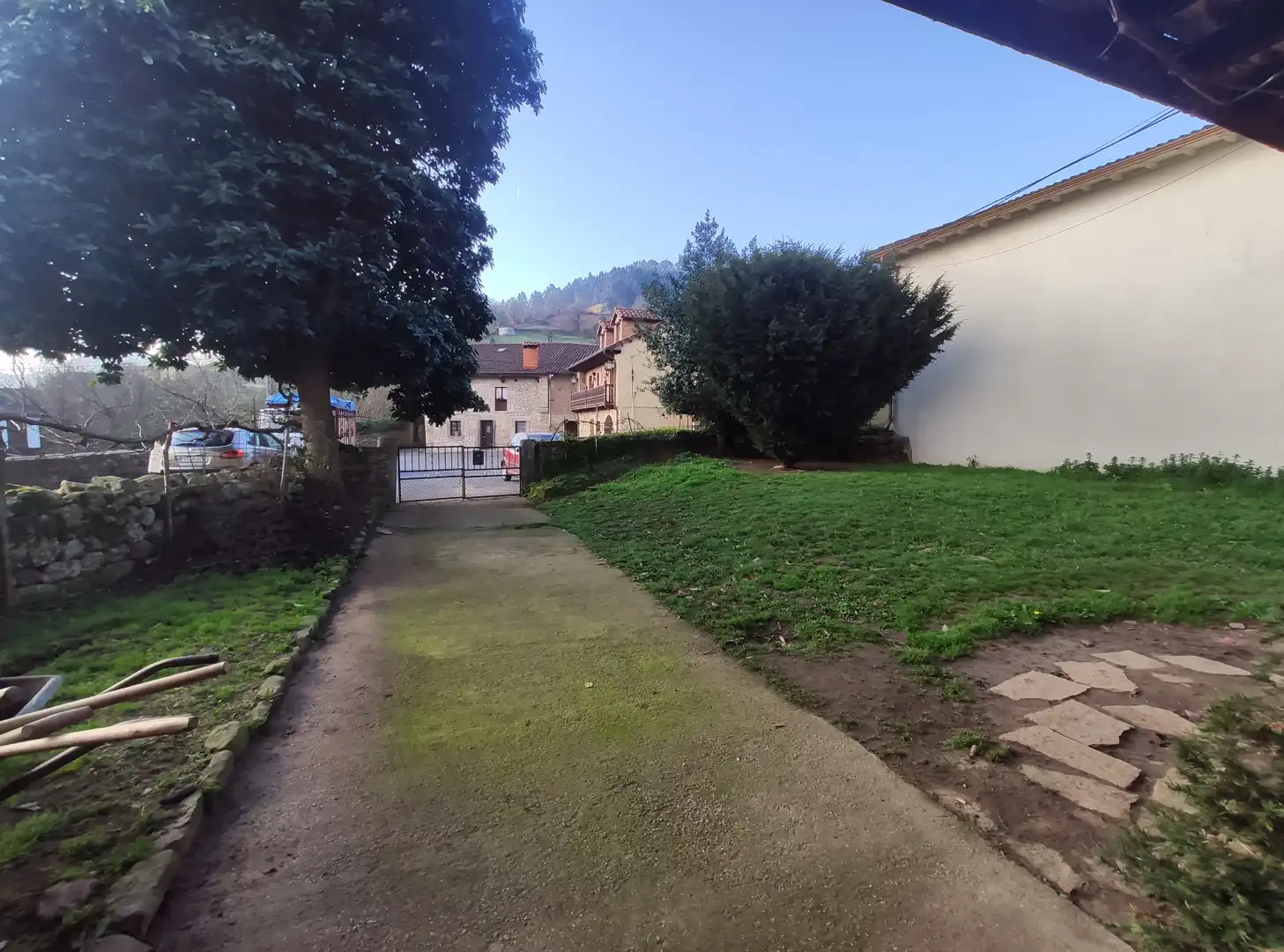 Vista exterior de Casa o xalet en venda en Los Corrales de Buelna  amb Jardí privat