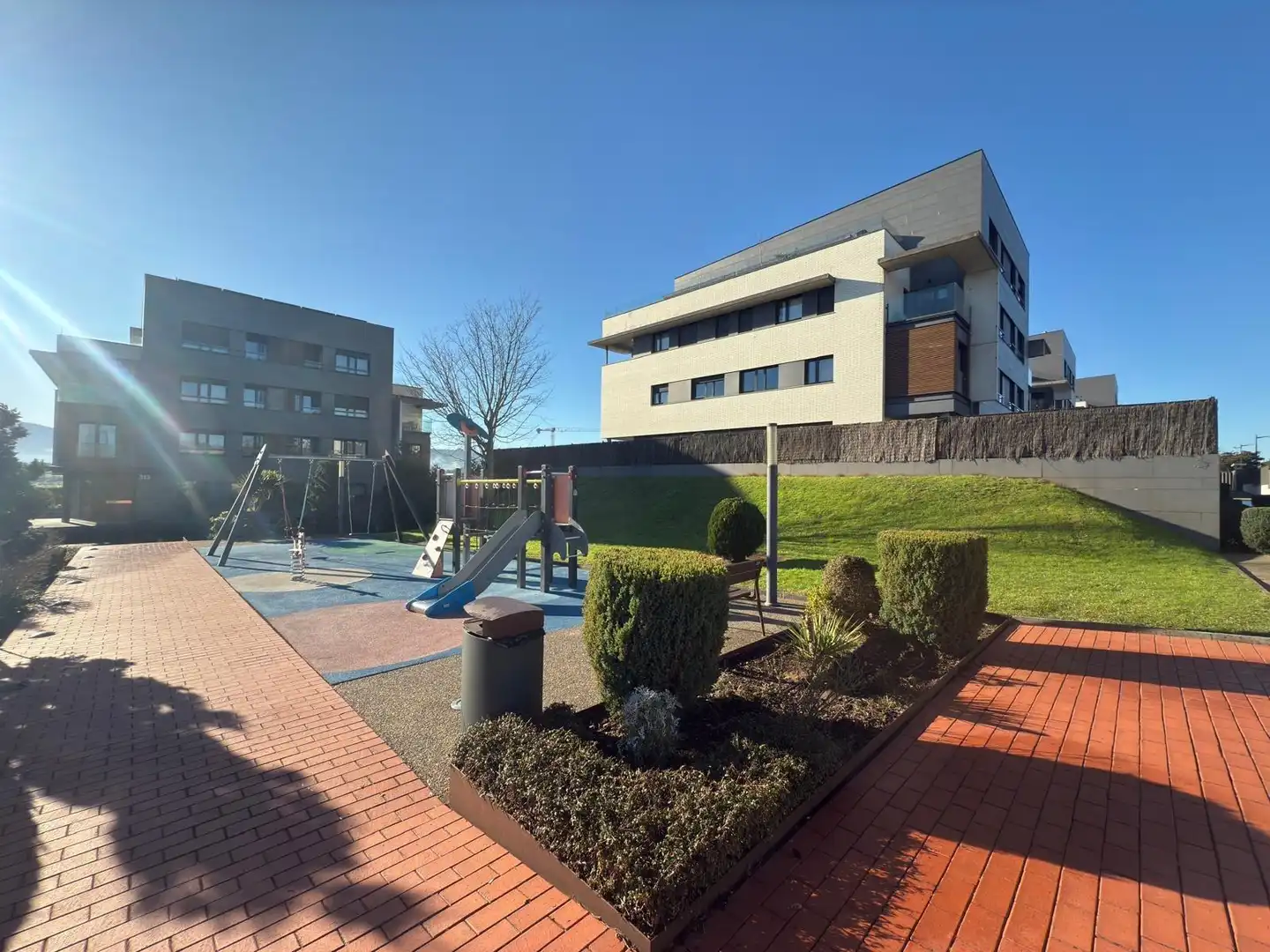 Vista exterior de Pis de lloguer en Gijón  amb Calefacció, Jardí privat i Terrassa