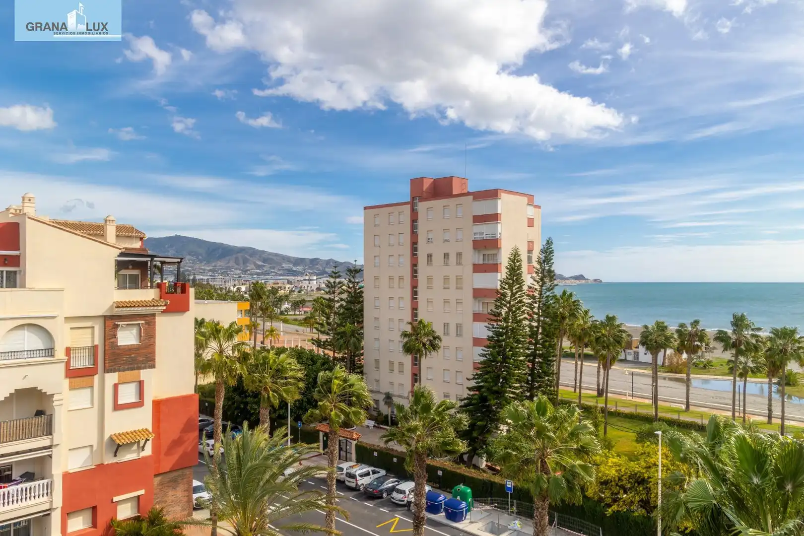 Vista exterior de Àtic en venda en Motril amb Jardí privat, Terrassa i Piscina comunitària