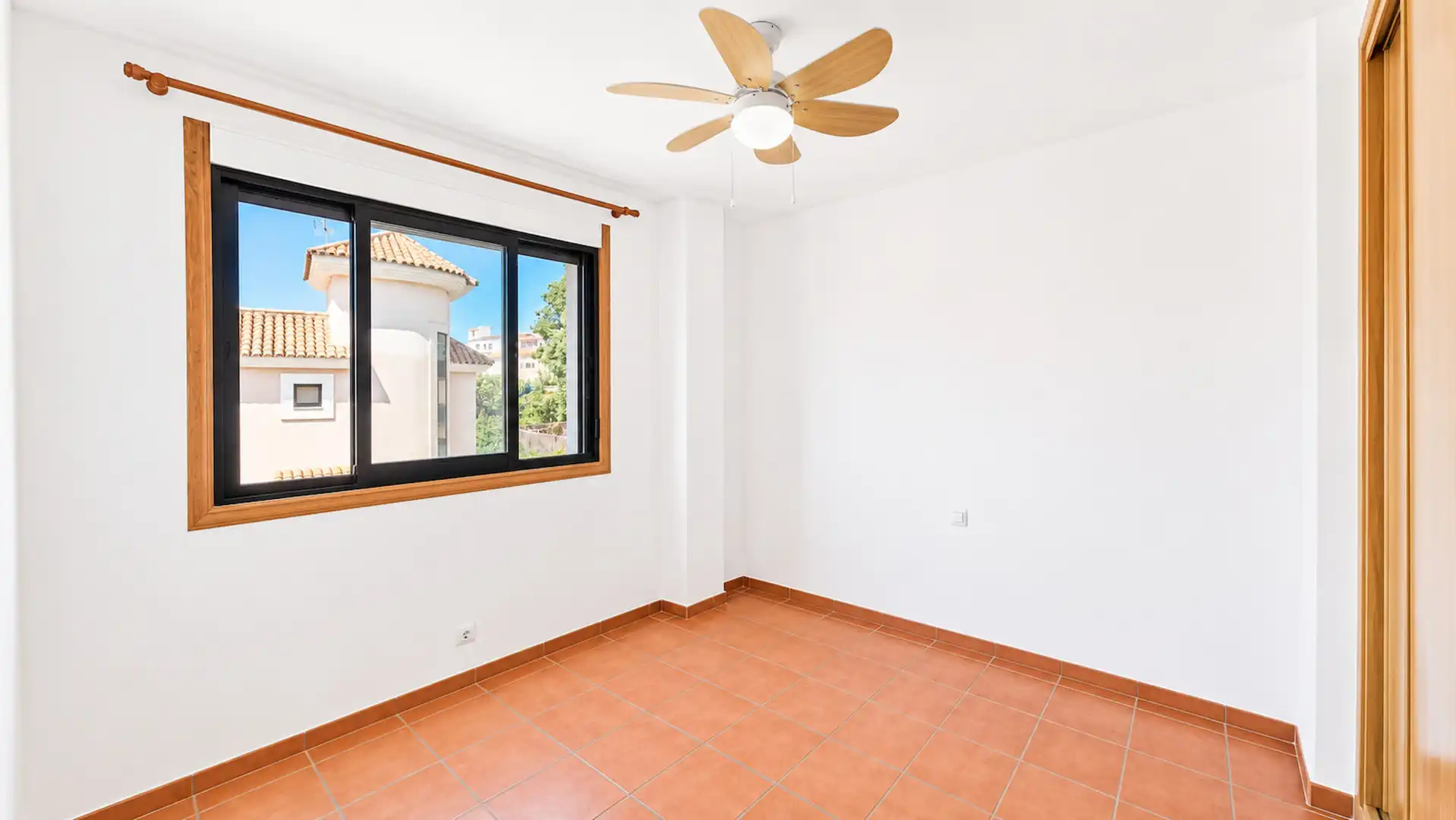 Habitación de Casa o chalet en venta en Manilva con Jardín privado, Piscina y Piscina comunitaria