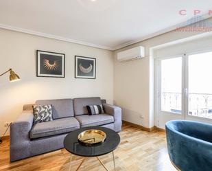 Living room of Flat to rent in  Madrid Capital  with Air Conditioner, Heating and Parquet flooring
