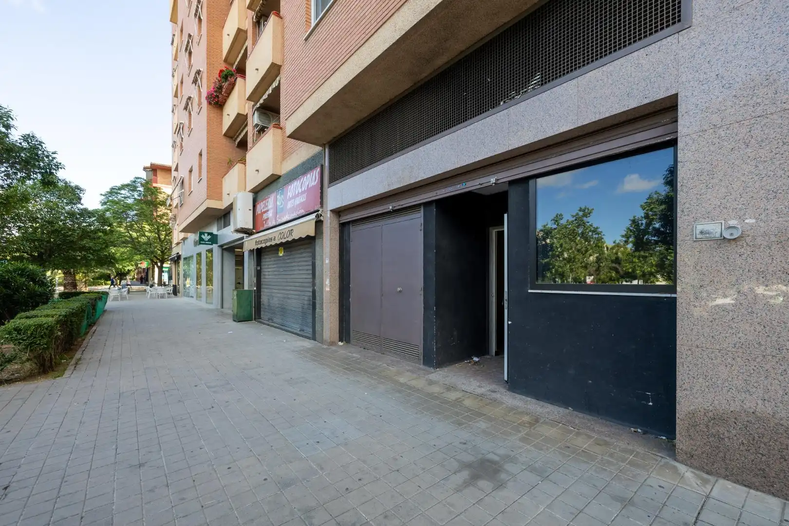 Vista exterior de Local en venda en Granada