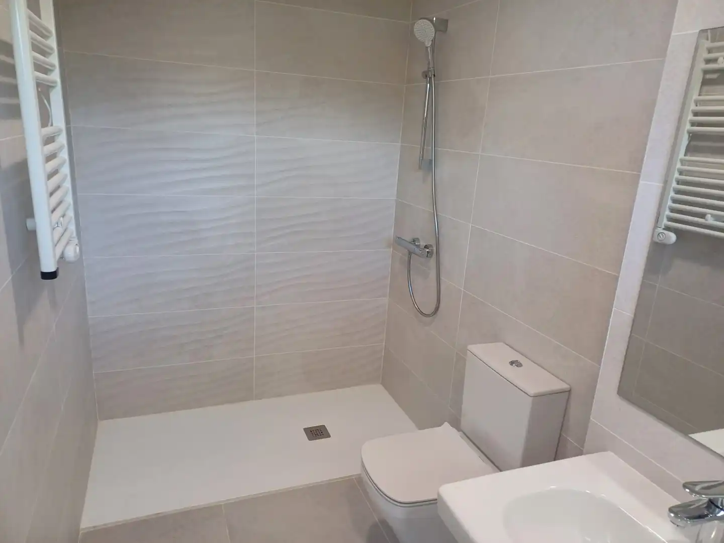 Bathroom of Flat for rent in Esplugues de Llobregat  with Air Conditioner, Heating and Parquet flooring