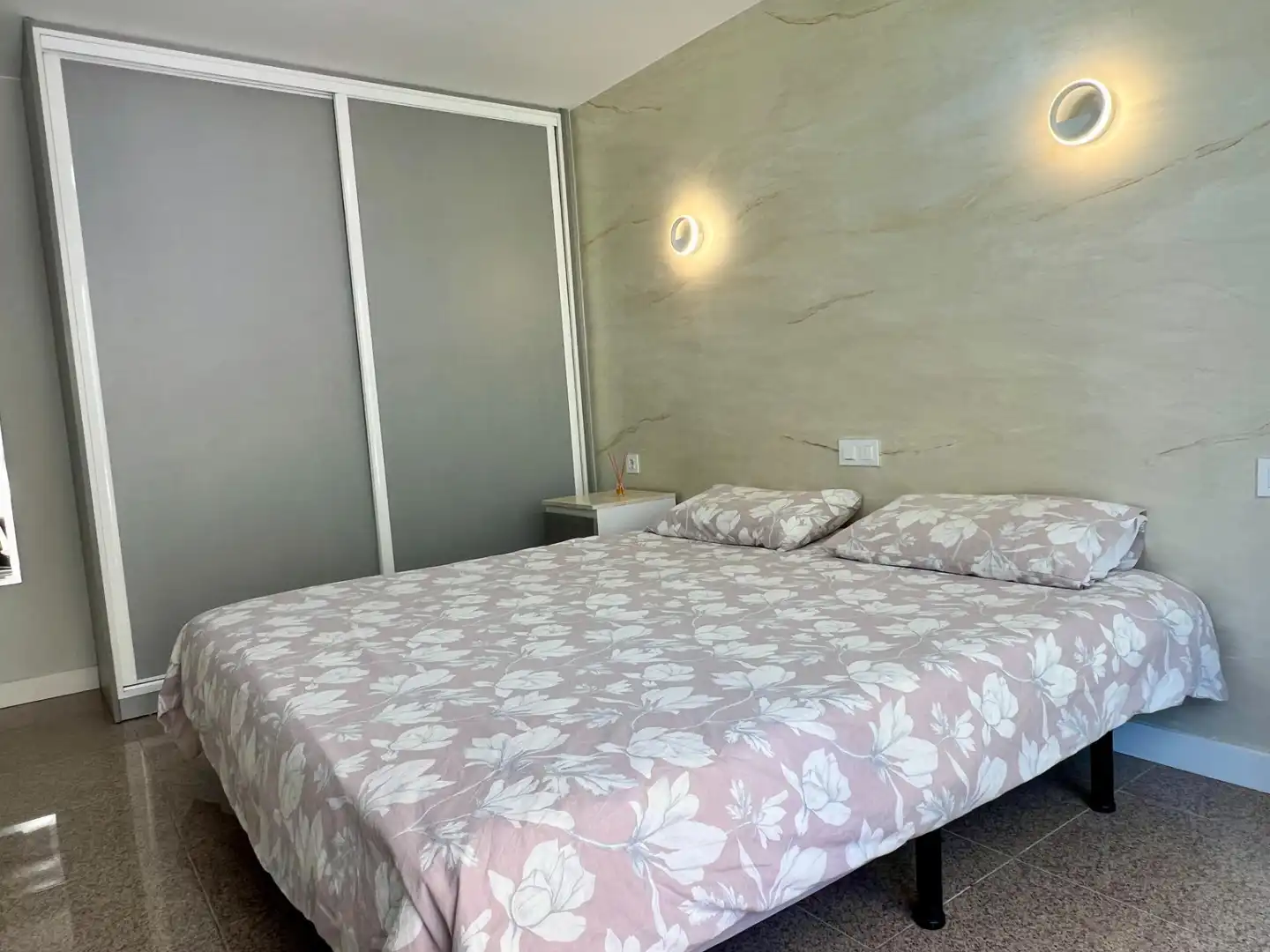 Dormitori de Apartament en venda en San Bartolomé de Tirajana amb Aire condicionat, Jardí privat i Moblat