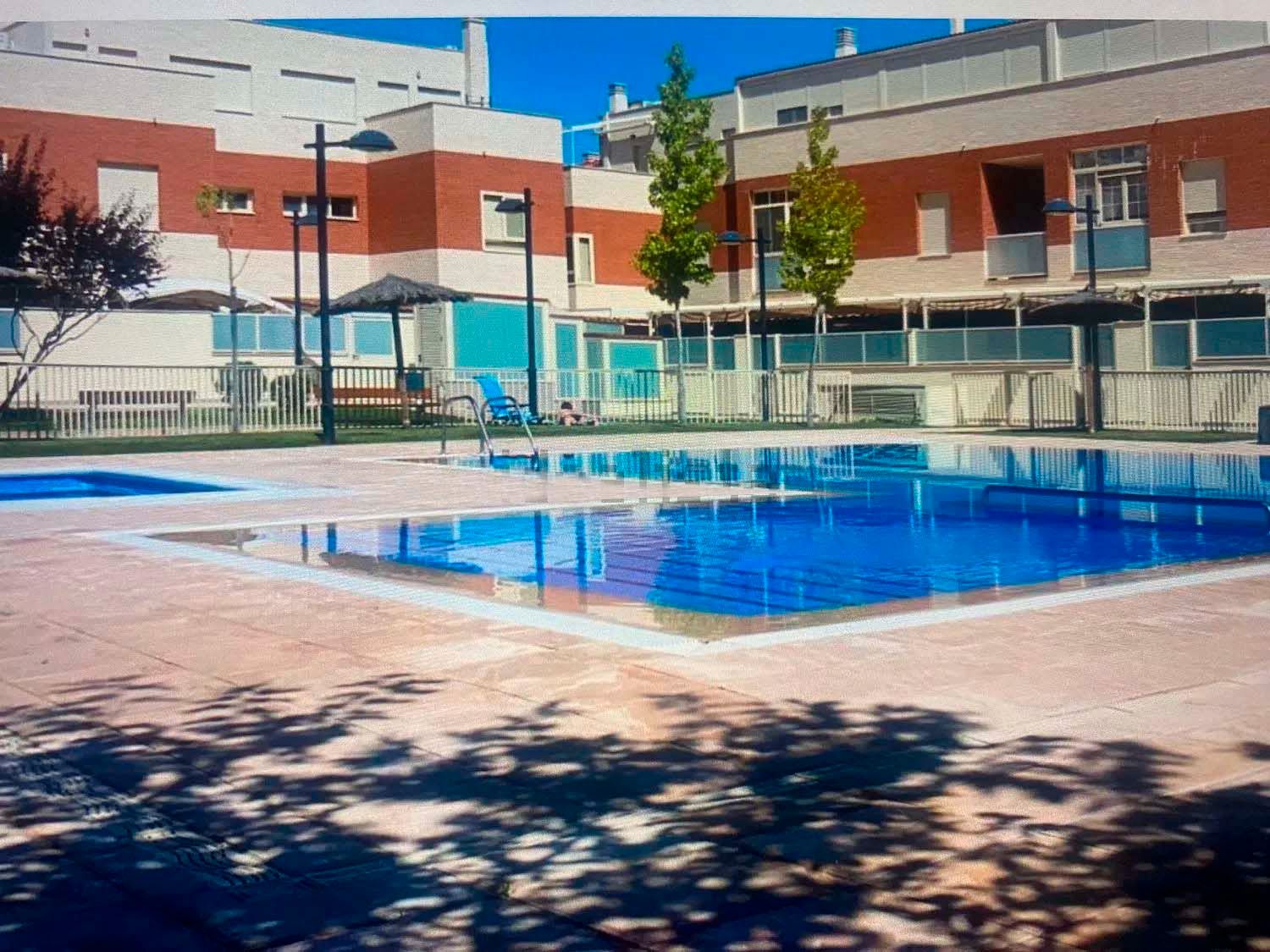Piscina de Casa adosada en venda en  Albacete Capital amb Aire condicionat, Calefacció i Parquet