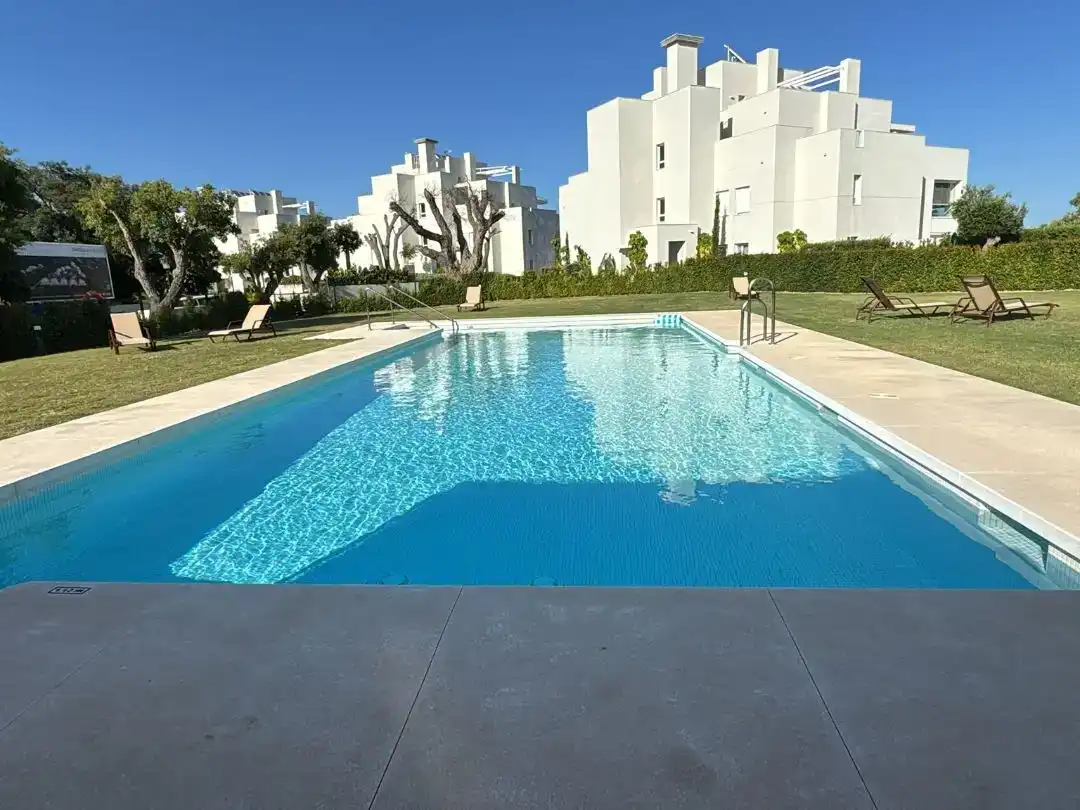 Piscina de Piso en venta en Sotogrande con Aire acondicionado, Calefacción y Jardín privado