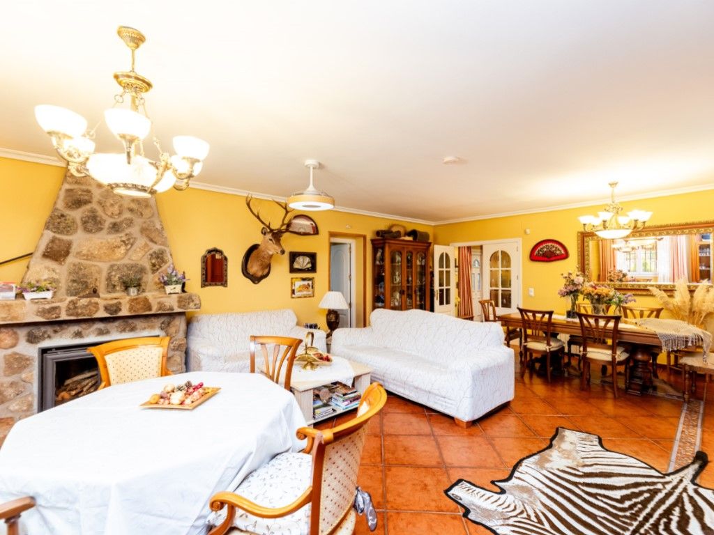 Sala de estar de Casa o chalet en venta en Espinoso del Rey con Terraza, Piscina y Amueblado