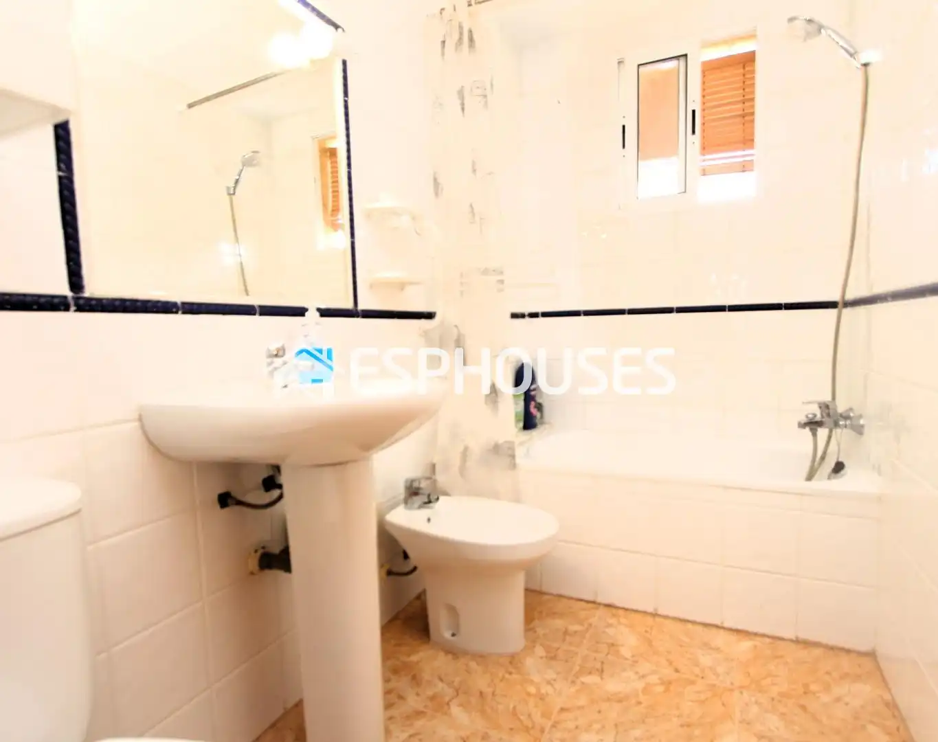 Baño de Apartamento en venta en Guardamar del Segura con Terraza, Amueblado y Balcón