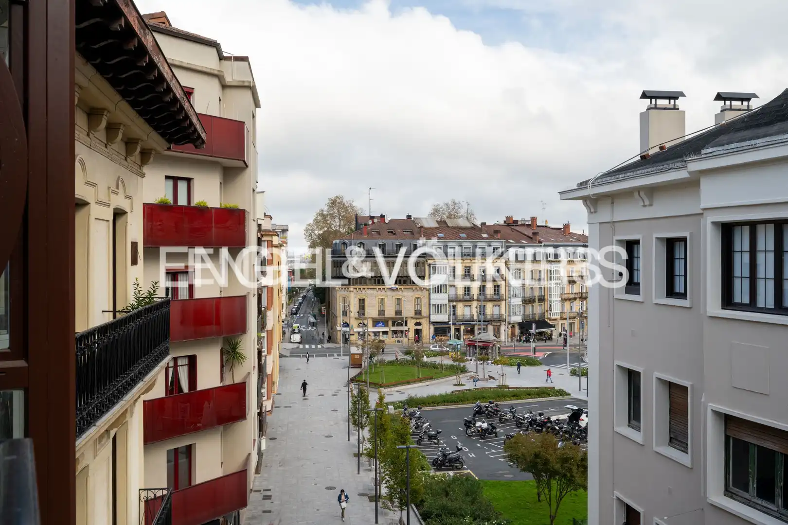 Vista exterior de Dúplex en venda en Irun  amb Calefacció, Parquet i Balcó