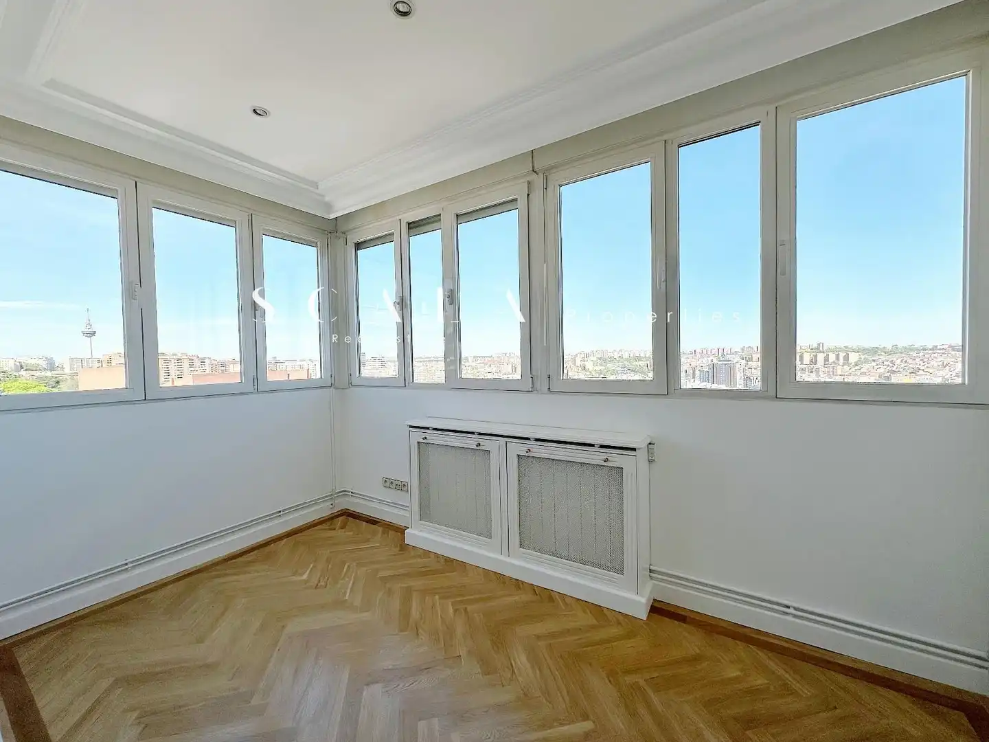 Schlafzimmer von Dachboden zur Miete in Madrid mit Klimaanlage, Heizung und Schwimmbad
