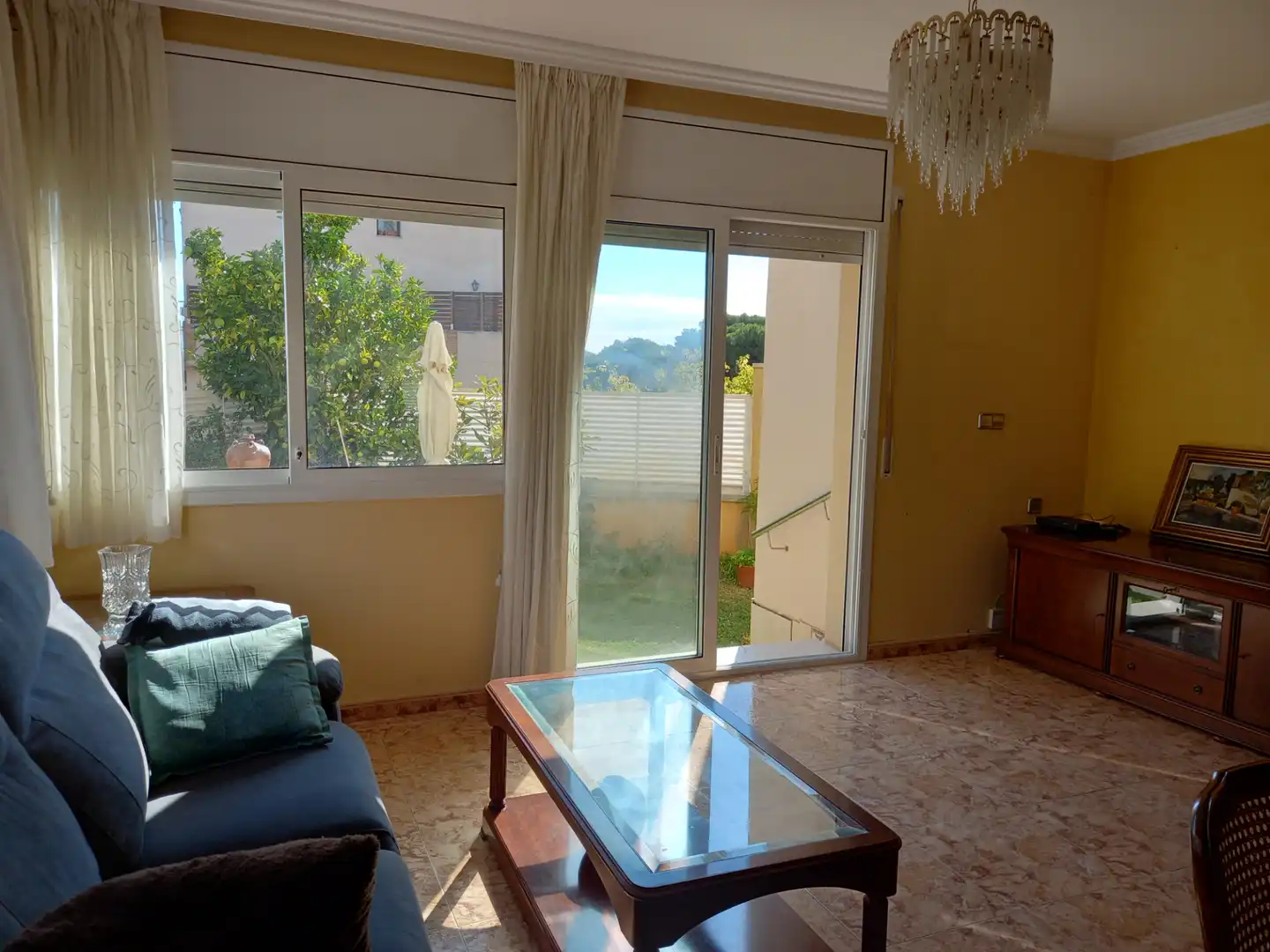 Sala d'estar de Casa o xalet en venda en Vilanova i la Geltrú amb Aire condicionat, Calefacció i Jardí privat
