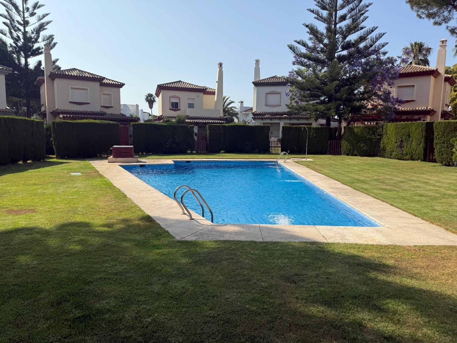 Piscina de Casa adosada en venda en Chiclana de la Frontera amb Aire condicionat, Calefacció i Jardí privat