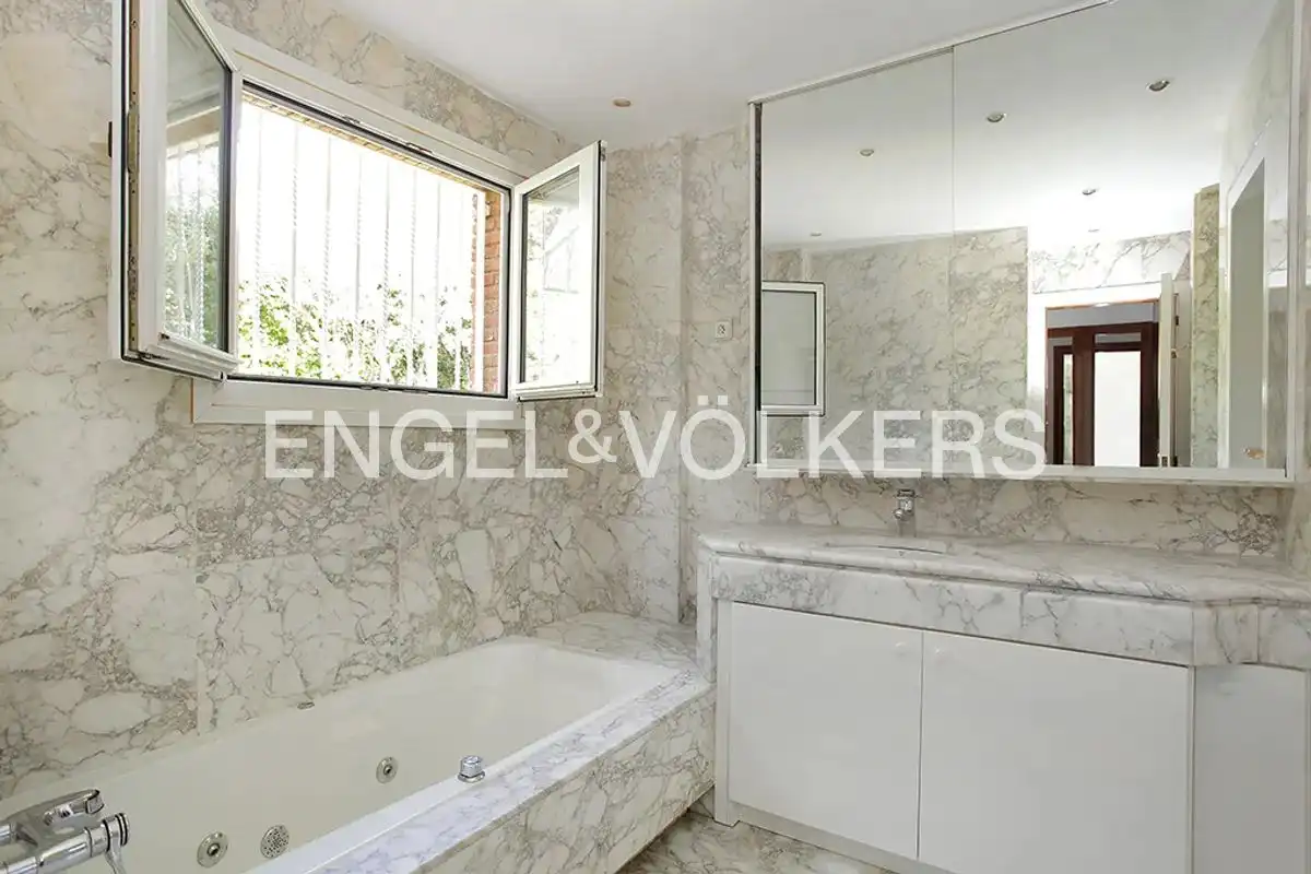 Baño de Casa o chalet de alquiler en Barcelona con Aire acondicionado, Calefacción y Jardín privado