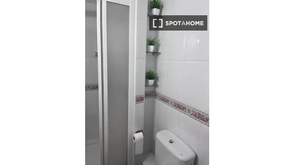 Baño de Piso de alquiler en Alcalá de Henares con Aire acondicionado, Calefacción y Amueblado