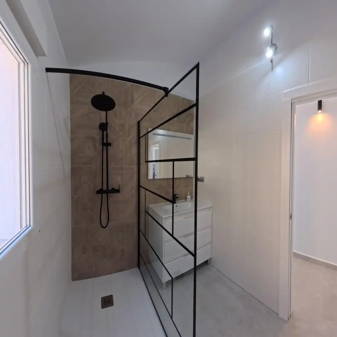 Badezimmer von Country house zur Miete in Sayalonga mit Privatgarten, Terrasse und Schwimmbad