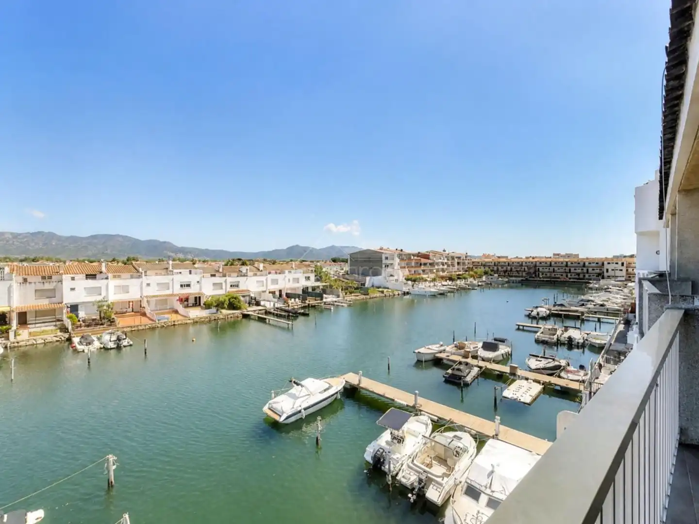 Außenansicht von Wohnung zum Verkauf in Empuriabrava mit Klimaanlage, Heizung und Terrasse