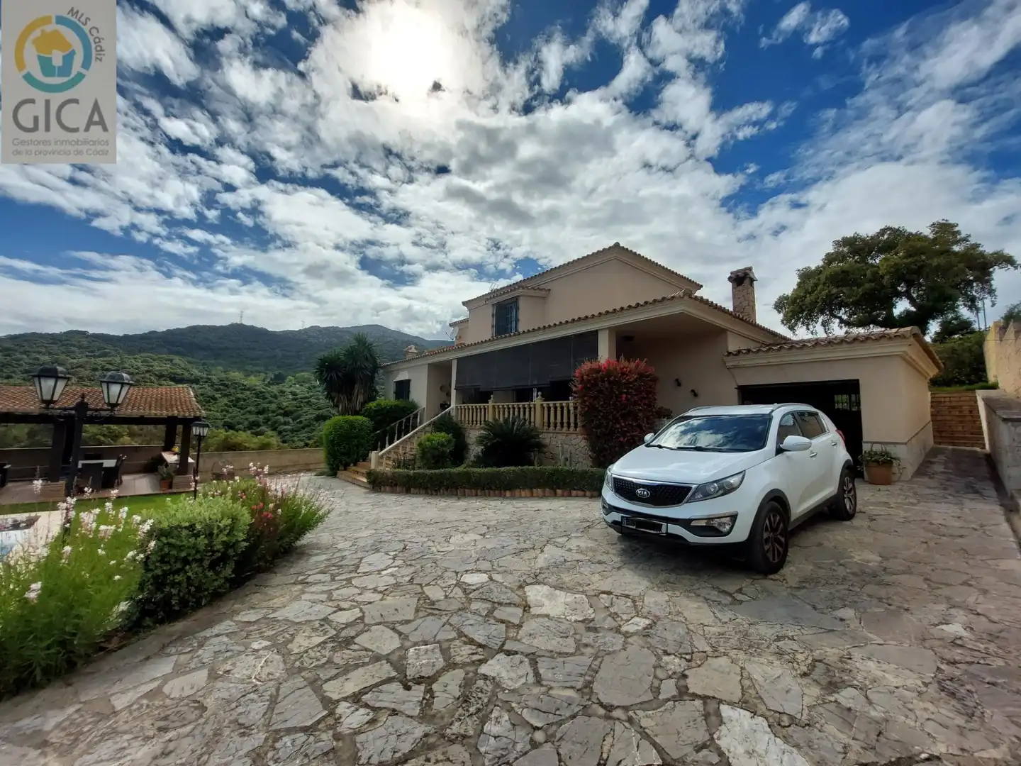 Vista exterior de Casa o xalet en venda en Algeciras amb Aire condicionat, Jardí privat i Piscina