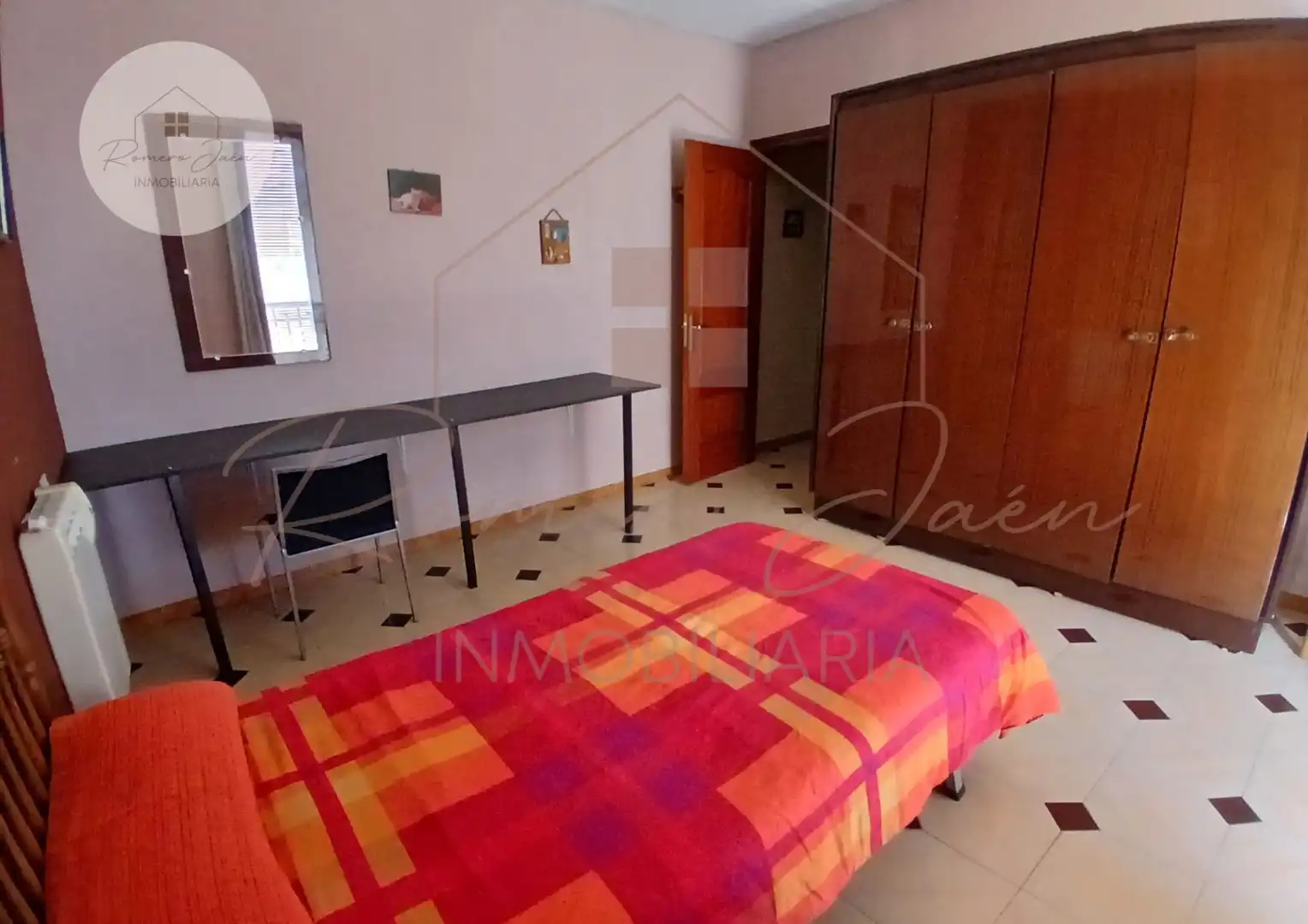 Dormitori de Casa o xalet en venda en Jaén amb Calefacció, Traster i Moblat