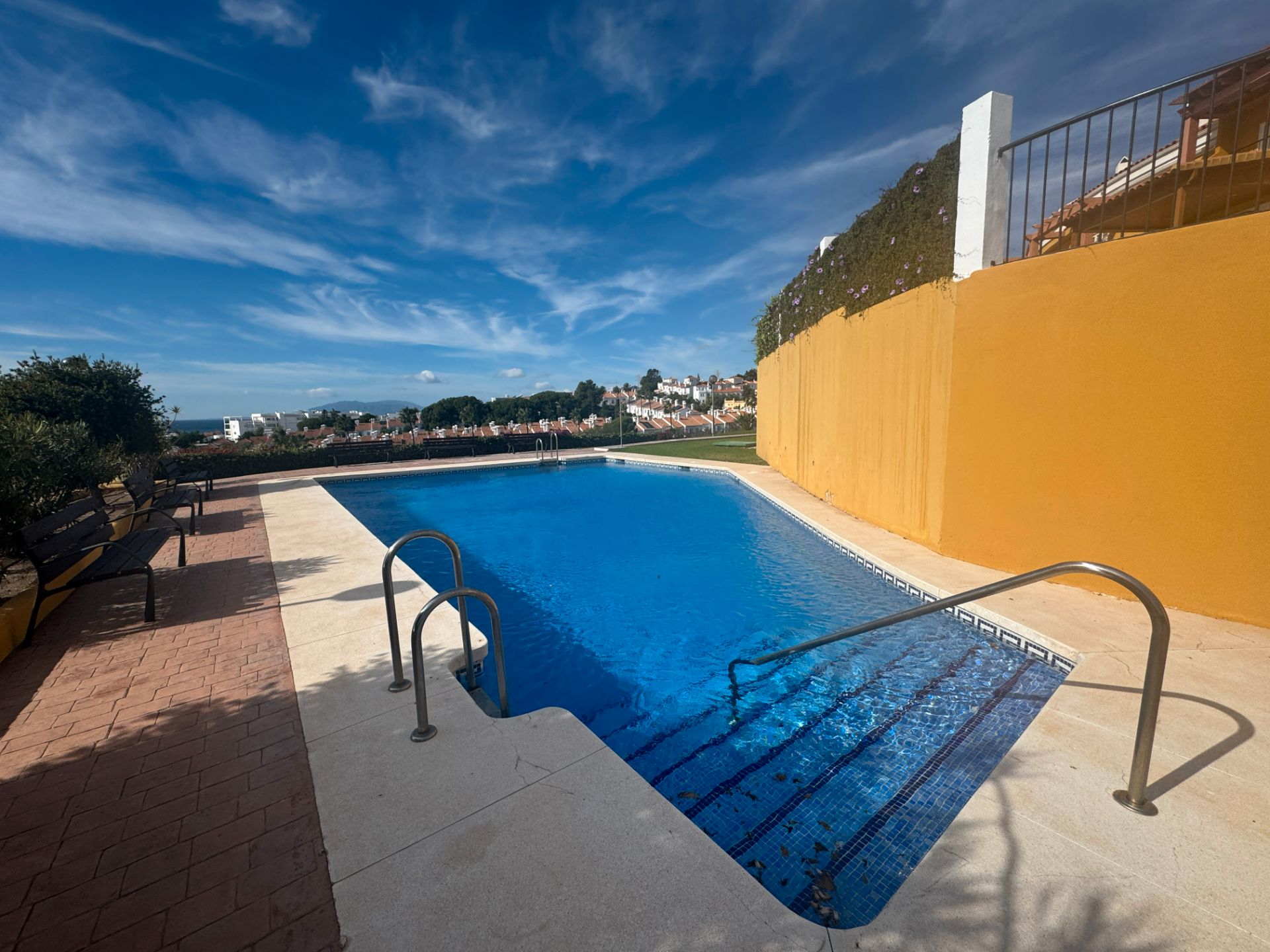 Piscina de Casa adosada en venda en Rincón de la Victoria amb Jardí privat, Terrassa i Traster