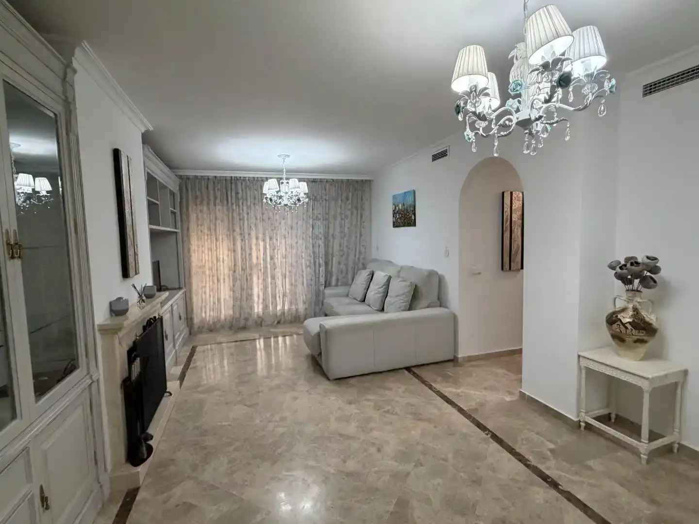 Sala de estar de Piso de alquiler en Marbella con Aire acondicionado, Jardín privado y Piscina