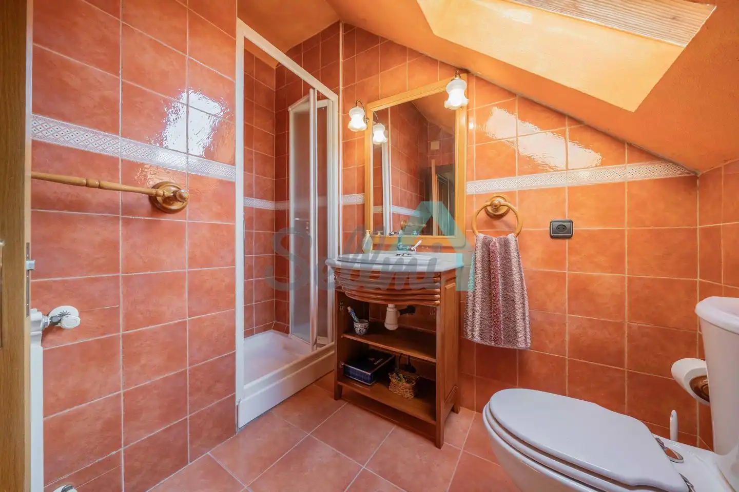 Bany de Casa o xalet en venda en Oviedo  amb Calefacció, Jardí privat i Parquet