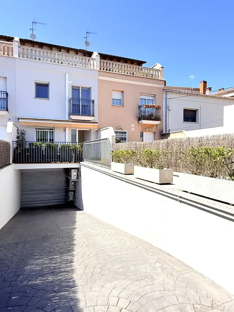 Aparcament de Casa o xalet en venda en Sant Boi de Llobregat amb Aire condicionat, Calefacció i Jardí privat