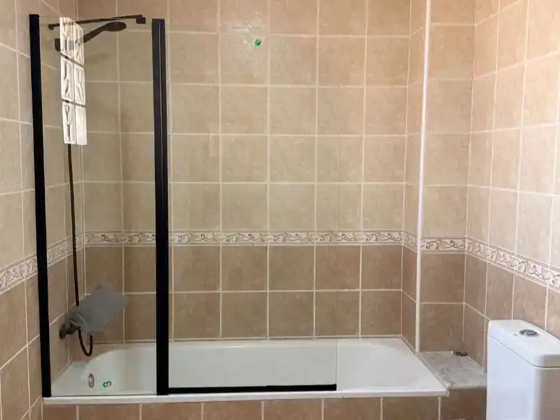 Bany de Dúplex de lloguer en El Pinós / Pinoso amb Jardí privat, Parquet i Moblat