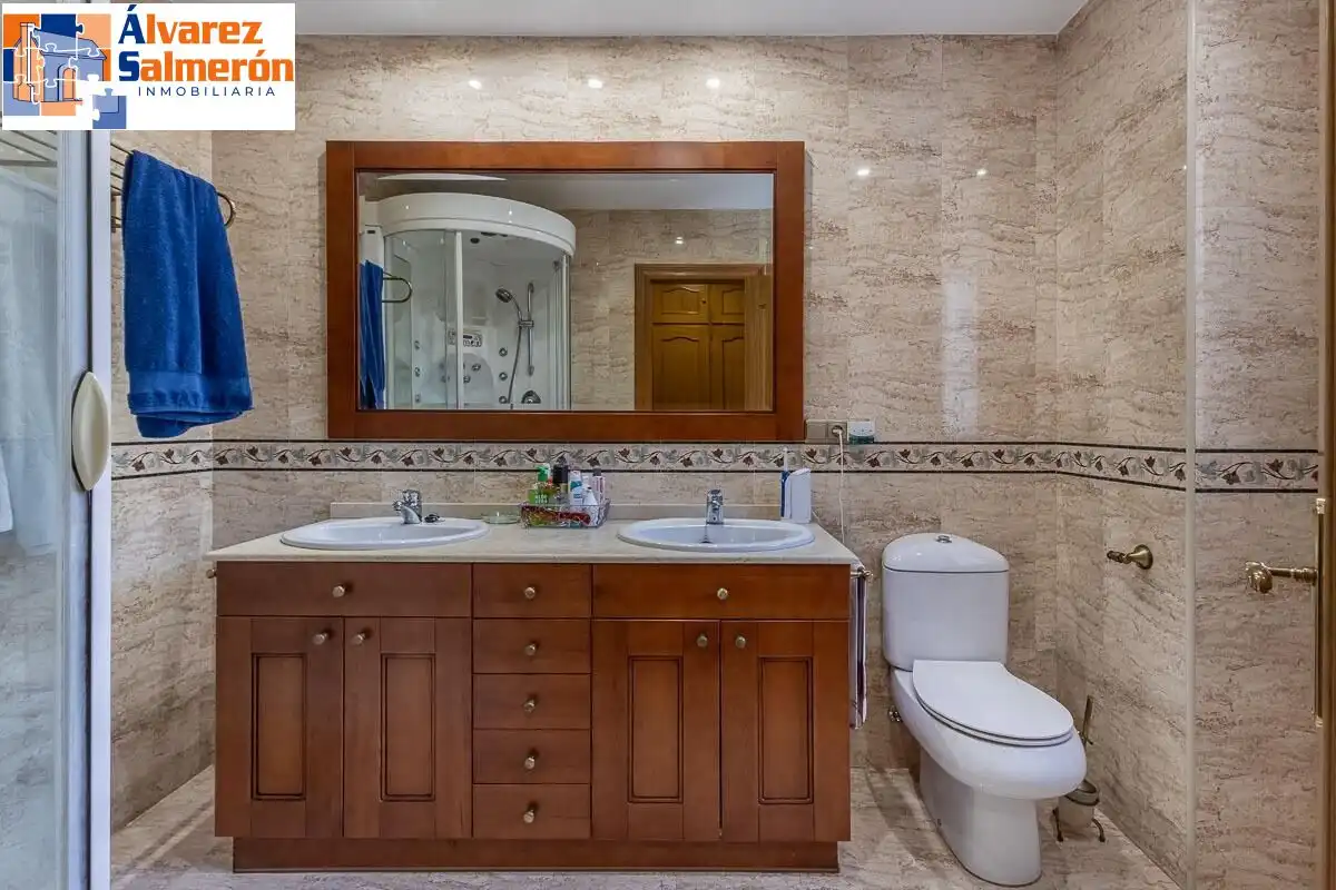 Badezimmer von Einfamilien-Reihenhaus zum Verkauf in Granada mit Privatgarten, Terrasse und Schwimmbad