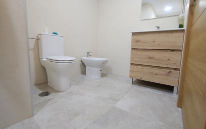 Bathroom of Flat for sale in  Granada Capital  with Terrace